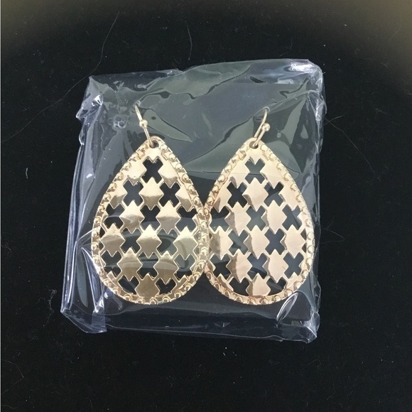 Avon Uniquely Designed Goldtone teardrop earrings - Picture 1 of 8